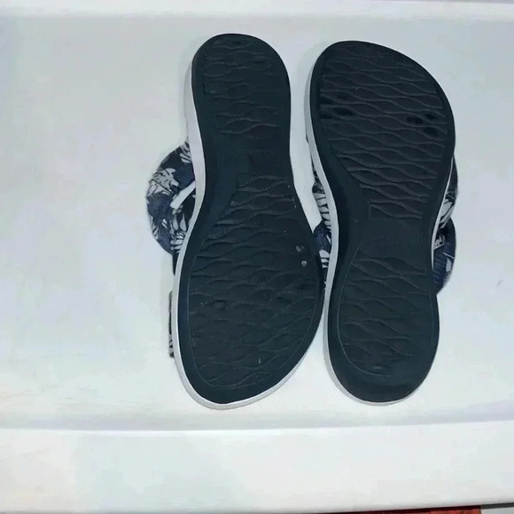 Clarks Blue and White Cushion Soft CloudSteppers Size 8 Flip Flips - Picture 3 of 6